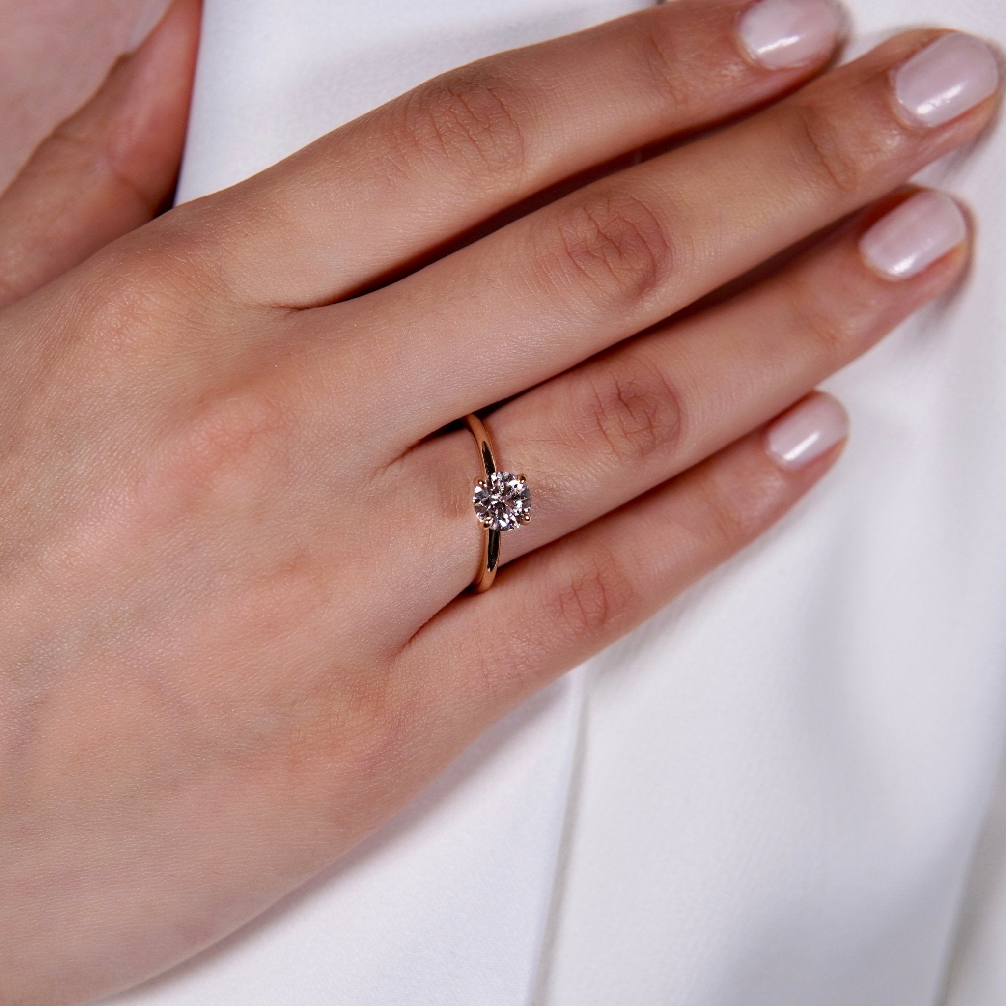 Brillant Solitaire Ring – Hochwertiger Schmuck: Ring aus Moissanit in 14K Gelbgold von VON RUWEN