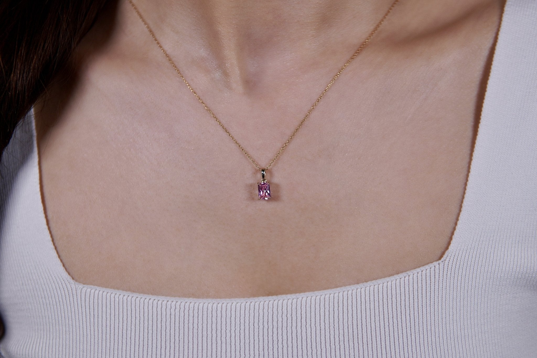 Grandeur Gem Halskette – Hochwertiger Schmuck: Halskette aus Rosa Labor - Saphir in 14K Gelbgold von VON RUWEN