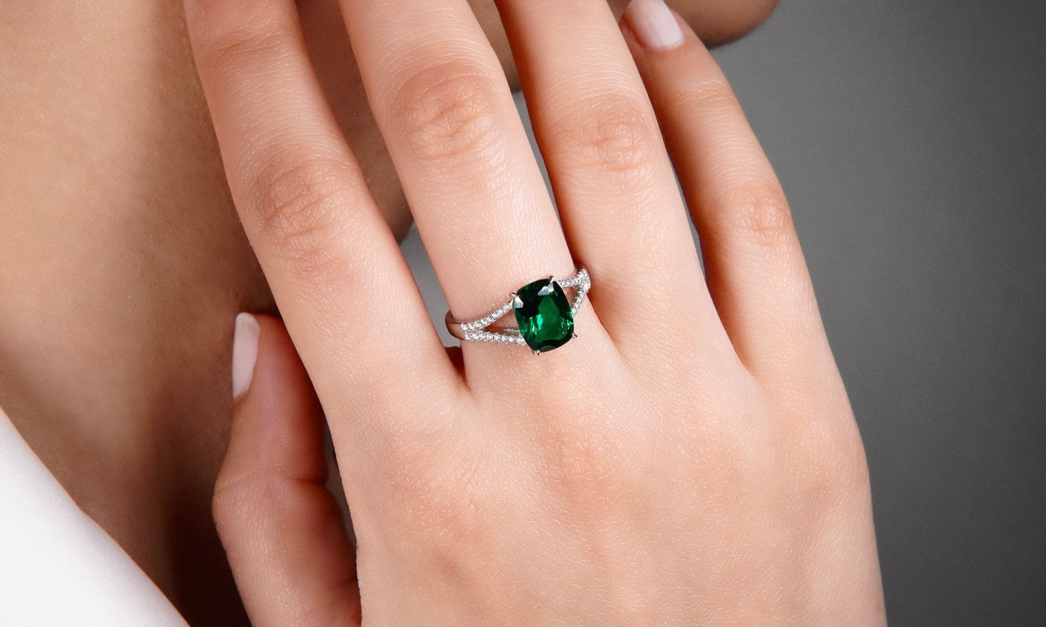 Eleganter Ring aus Weißgold mit grünem Emerald und Labordiamanten – Nachhaltiger Schmuck von VON RUWEN