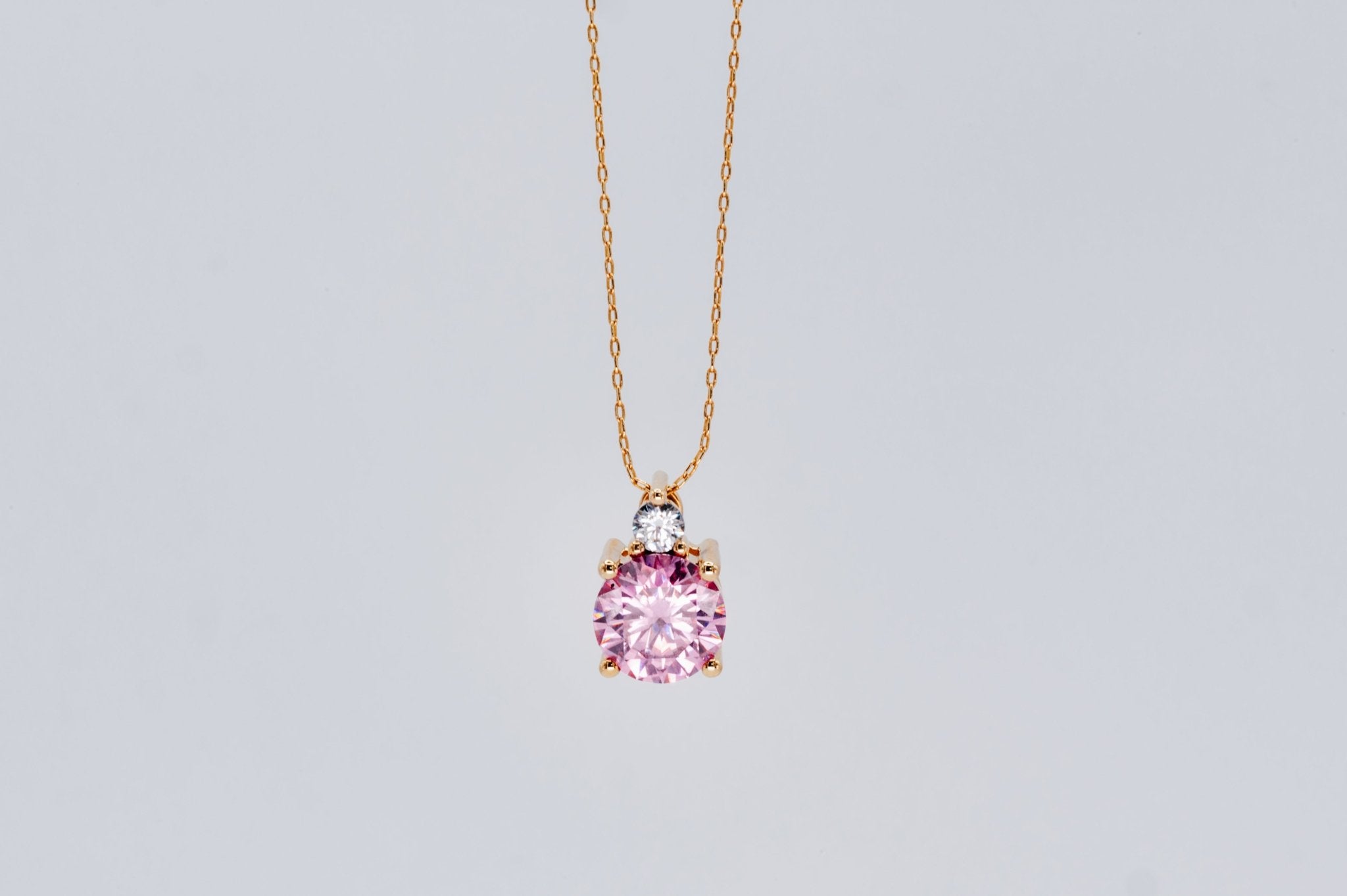 Rose Luminescence Halskette – Hochwertiger Schmuck: Halskette aus Rosa Moissanit in 14K Gelbgold von VON RUWEN